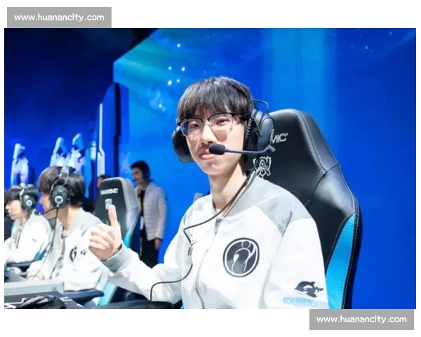 世界冠军 CC 首局险胜 QZZ,皇儿力挺引五子棋圈热议